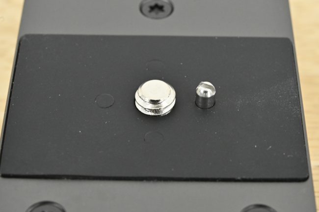 TILTA F970バッテリープレート回転防止ピン詳細写真